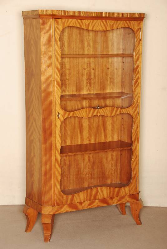 BÜcherschrank, deutsch, um 1920, ArtDeco, 1 -tÜrig, Korpus Weichholz, Birkefurnier, Kopf mit abschließendem Makasarfries, leicht beschÄdigt, ...