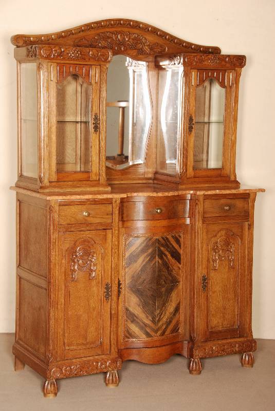Aufsatzbuffet, Frankreich, um 1900, Eiche massiv, z.T. furniert, auf KugelfÜßen, gerillt, 3-tÜriges Unterteil mit darÜberliegenden Schubladen, ...