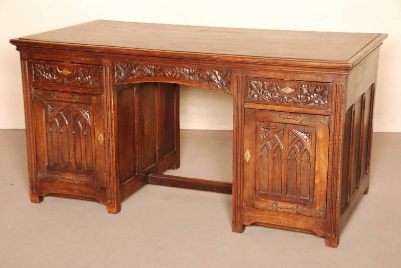 Schreibtisch, deutsch, um 1900, Eiche z.T. massiv, Eichefurnier, Lisenen profiliert, TÜrfÜllungen in gothischer Form, Schubladenfront mit ...