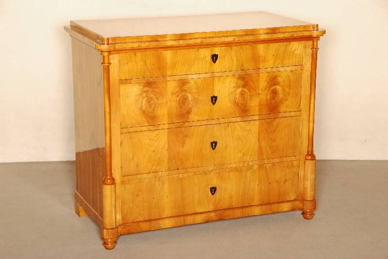 Kommode, deutsch, um 1840, Kirschbaum, auf den Ecken mit aufgesetzten gedrechselten 3/4 -SÄulen, 4 Schubladen mit druchgehendem Furnierbild, in ...
