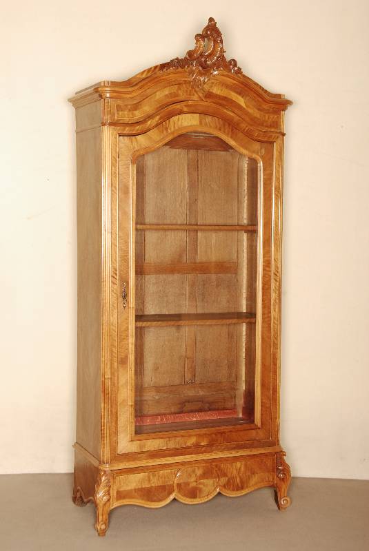 Vitrinenschrank, Frankreich, um 1870, Rokokostil, Korpus Weichholz und Eiche massiv, Nußbaumfurnier, auf leicht gebogenen Beinen, unten ...