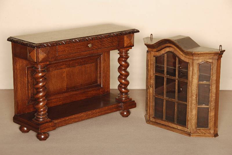 Wandvitrine, Holland, um 1880, im Barockstil von 1780, Korpus Weichholz/Hartholz, Wurzelnußfurnier, geschweiftes Oberteil, 1 -tÜrig, verglast ...