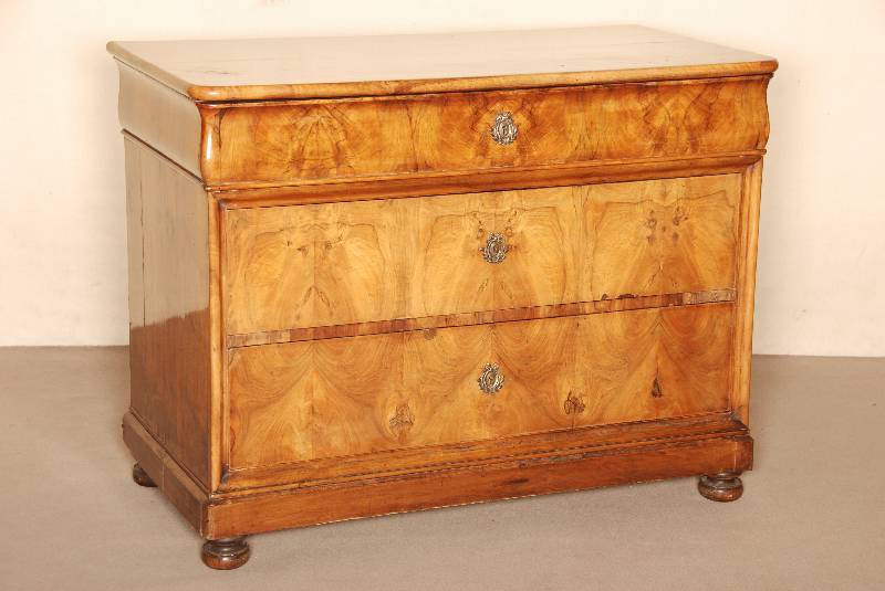 Kommode, Pfalz/Saarland, um 1850, 3-schÜbig, Korpus Weichholz, Nußbaum furniert, z.T. mit SÄgefurnier, auf KugelfÜßen, schwere Fußleiste, ...