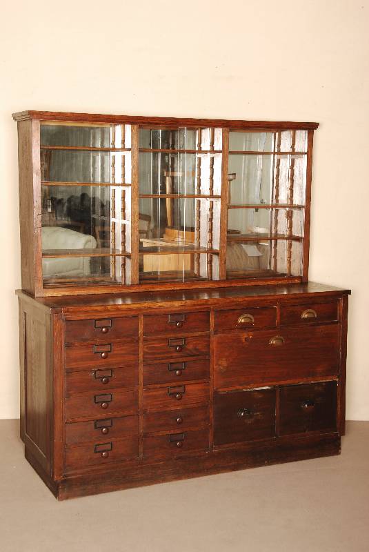 Apothekerschrank, deutsch, um 1910, Eiche massiv, RÜckwand z.T. Weichholz, Unterteil mit vielen Schubladen und einer Klappe, diese wohl spÄter, ...