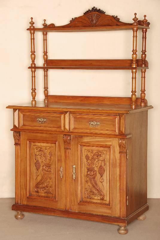 Anrichte mit Regalaufsatz, sÜddeutsch/Österreich, um 1890, Korpus Weichholz, Nußbaum massiv, Nußbaumfurnier, TÜrfÜllungen mit Schnitzereien, ...