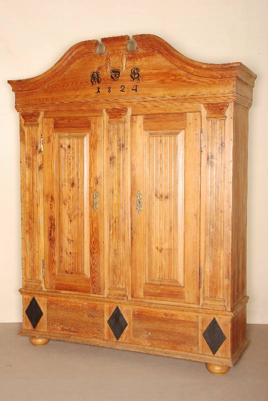 Barockschrank, deutsch, um 1760/80, Weichholz/Kiefer, Namensgravierung und Datierung spÄter, wohl als Brautschrank verschenkt, auf KugelfÜßen, ...