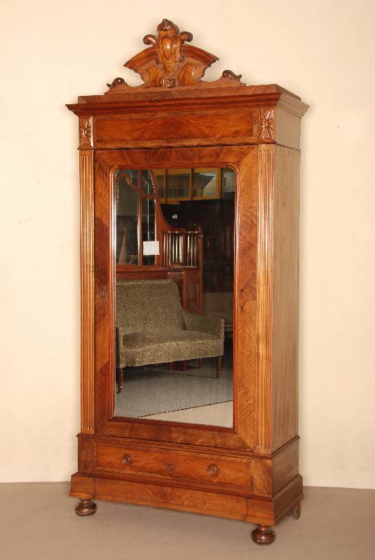 Garderobenschrank, deutsch, um 1890, Korpus Weichholz, Nußbaumfurnier, zum Teil Wurzelnuß, auf KugelfÜßen, unten Schublade mit gedrechselten ...