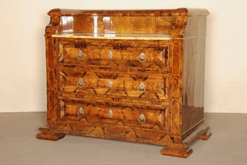 Prunkkommode, Schweiz, um 1720/30, Korpus Weichholz/Hartholz, Nußbaumwurzelfurnier, durchgehendes Furnierbild, sehr lebendig, Lisenen mit ...
