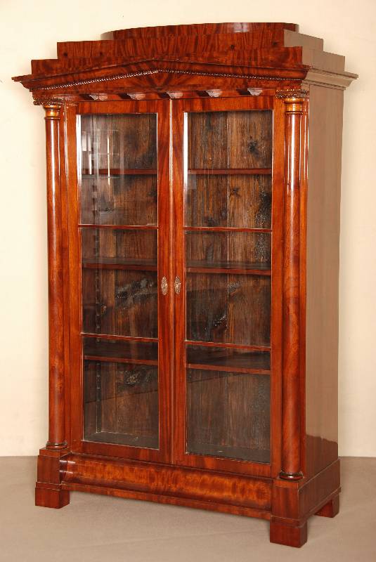 BÜcherschrank, deutsch, um 1820, Biedermeier , Korpus Weichholz, Mahagoni furniert, gespiegelt verlegt, Bodenschublade im Sockel integriert, diese ...