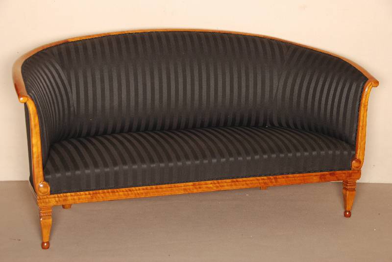 ArtDeco-Sofa, deutsch, um 1920, wohl Hellerau, Gestell Birke massiv, auf eckigen Beinen, auslaufend in Kugelform, Arm- und RÜckenlehne gebogen ...