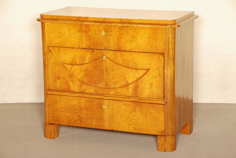 Kommode, deutsch, um 1820/30, Biedermeier, Korpus Weichholz, Esche furniert, leicht abgerundete Ecken, 3-schÜbig, mit durchgehendem Furnierbild, ...
