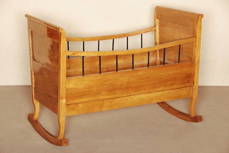 Wiege, deutsch, um 1810, Biedermeier, Esche massiv, seitlich mit gedrechselten StÄbchen, ohne Boden, hierfÜr lose Einlegebretter ergÄnzt, ...