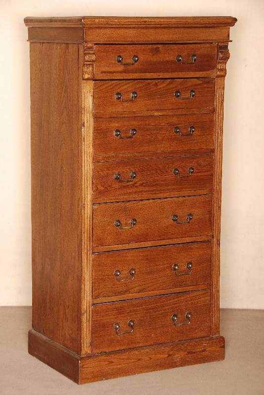 Herrenkommode, England, um 1900, Esche massiv, Edwardien, Lisenen kanneliert, auslaufend in Voluten, 7-schÜbig, BeschlÄge ungleich, Schubladen ...