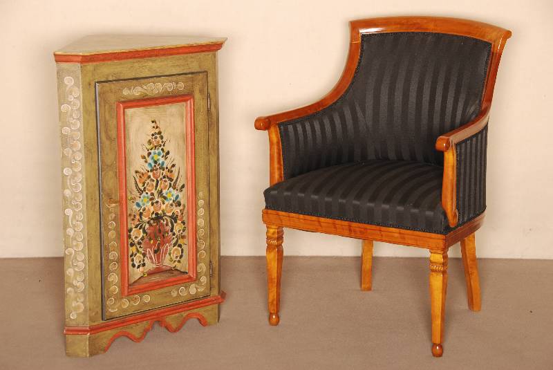 ArtDeco-Sessel, deutsch, um 1920, wohl Hellerau, Gestell Birke massiv, auf eckigen Beinen, in Kugelform auslaufend, profilierte Zarge, ...