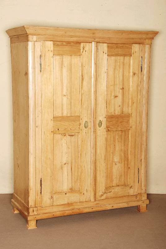 Kleiderschrank, deutsch, um 1870/80, Weichholz, Front auf Rahmen gearbeitet, BeschlÄge und Schloß um 1840, alte Restauration in der Zeit, FÜße ...