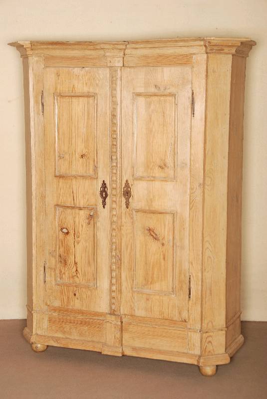 Spaltschrank, Schwaben bzw. Raum Bodensee, um 1830, Weichholz, Kopf und Fußteile original, abgeschrÄgte Ecken, original Lisenen, diese mit ...