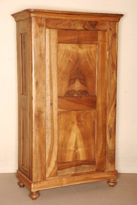 eintÜriger Biedermeierschrank, sÜddeutsch/Pfalz, um 1830/40, Nußbaum massiv, abgerundete Ecken, Kopf 4-fach getreppt, Fußleiste erneuert, ...