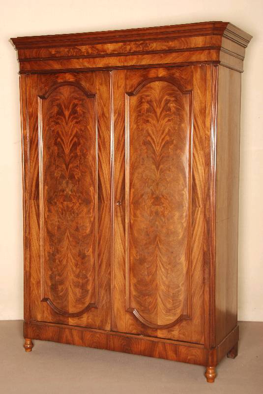 hochbÜrgerlicher Kleiderschrank, deutsch, um 1870, GrÜnderzeit, Korpus Weichholz, abgeschrÄgte Ecken, aufgesetzte Zierteile, 3-fach getreppt, ...