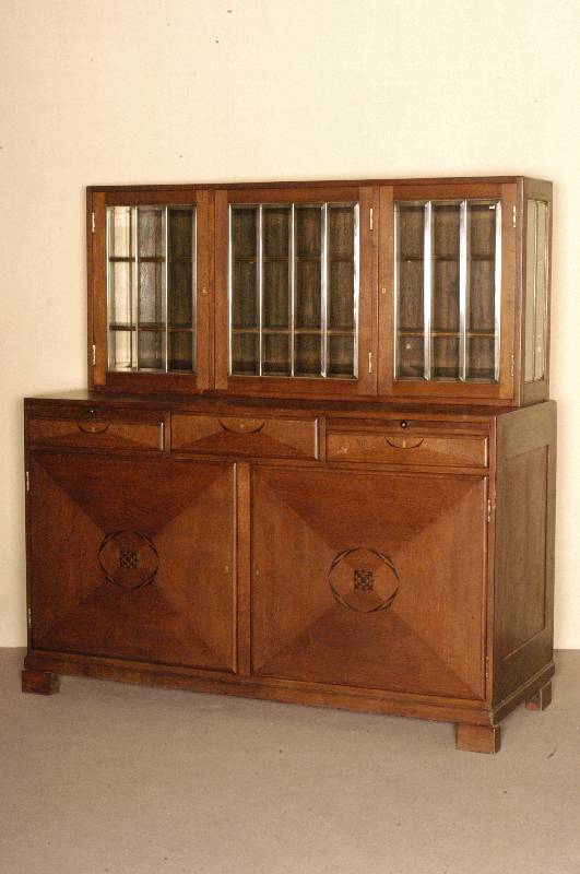 Buffetschrank, deutsch, um 1920, Korpus Weichholz, Eiche massiv, Eichefurnier, flache TÜren mit Einlegearbeiten, sehr streng gehalten, 3 ...