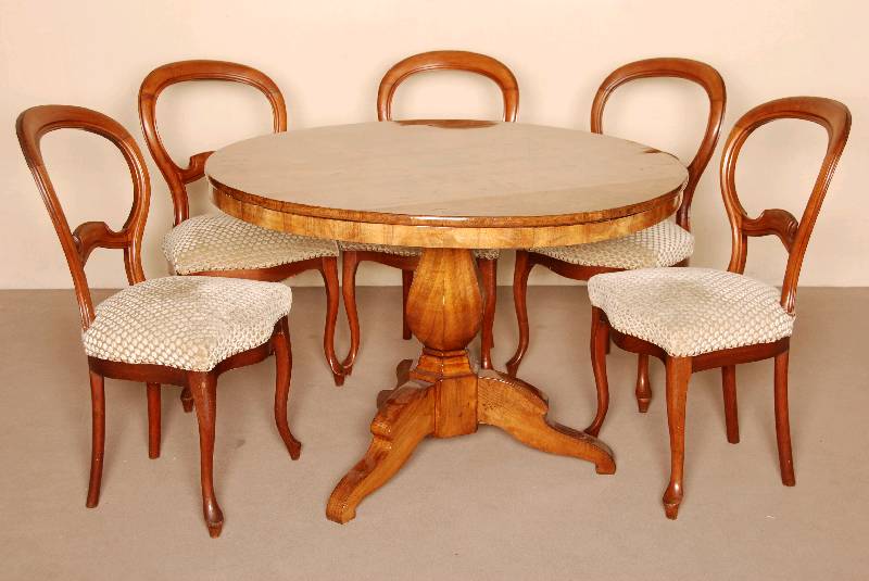 SpÄtbiedermeiertisch, deutsch, um 1850/60, SÄulen in Balusterform, doppelt geschweift, Schaft 6-fach facettiert, 3 AuslegerfÜße doppelt ...