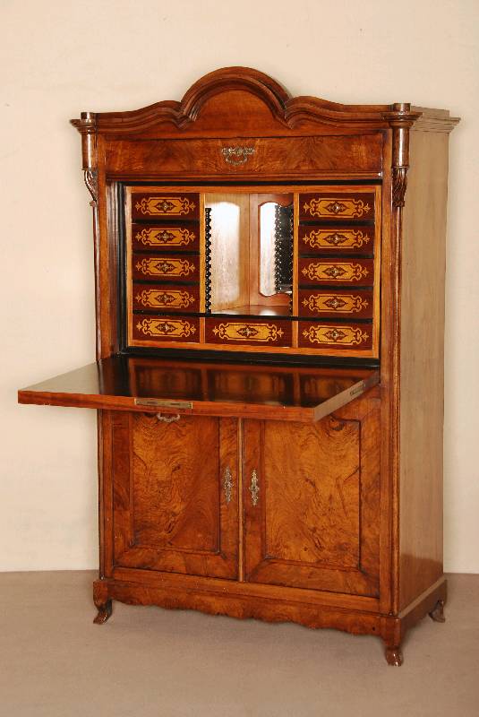SchranksekretÄr, mitteldeutsch, um 1860, Korpus Weichholz, Wurzelnußfurnier gespiegelt verlegt, sehr lebendiges Bild, Front auf Rahmen ...