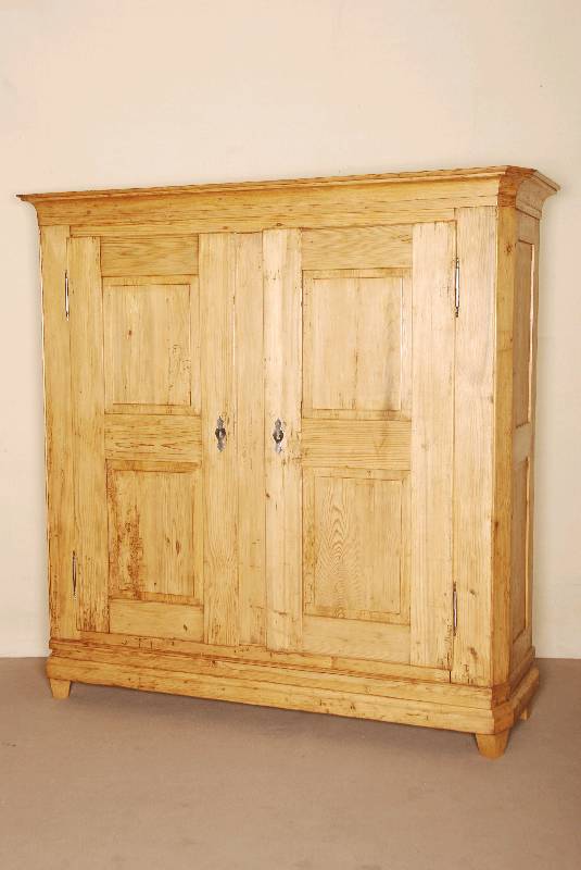SpÄtbiedermeierschrank, westdeutsch/Gegend um Trier, um 1850/60, Kiefer massiv, z.T. ausgesuchtes Hirnholz, Reste alten Wurmbefalls, Ecken ...