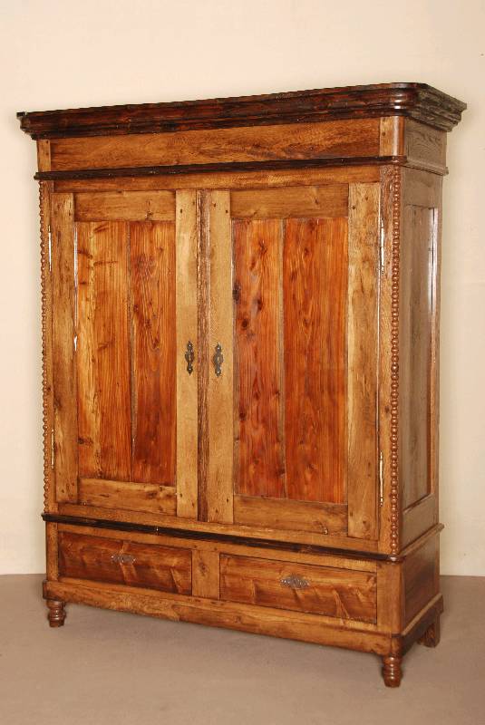 SpÄtbiedermeierschrank, westdeutsch, um 1840/50, z.T. Nußbaum und Eiche massiv, auf Rahmen gearbeitet, Inlets Kiefer massiv, auf Kirschbaum ...
