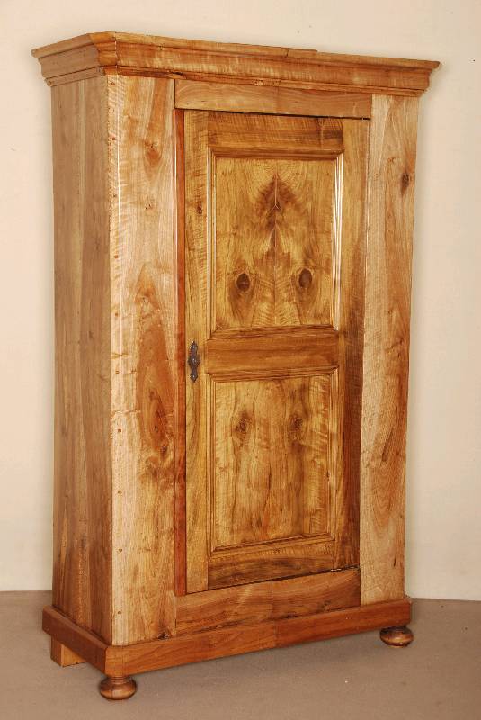 Spaltschrank, sÜddeutsch, um 1820/30, Nußbaum massiv, Front auf Rahmen, Wurzelnußfurnier doppelt gespiegelt verlegt, Ecken abgeflacht, Kopf ...