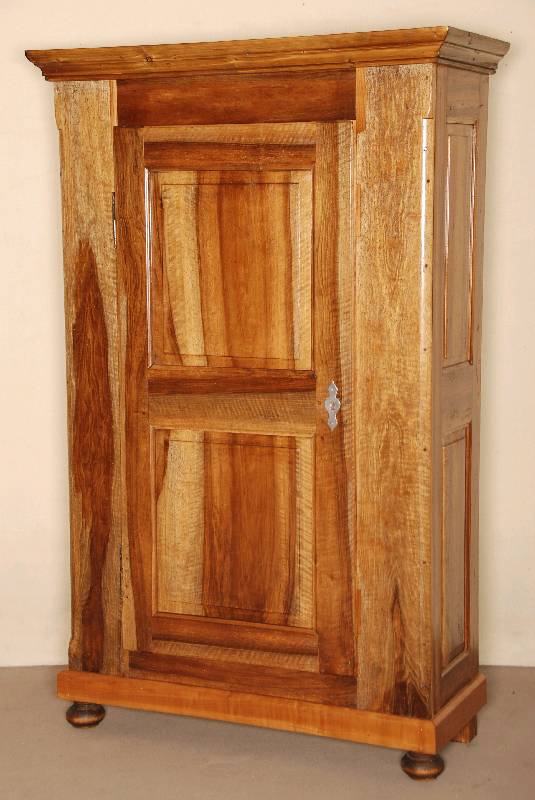 eintÜriger Kleiderschrank, sÜddeutsch, um 1820/30, Nußbaum massiv, Front auf Rahmen gearbeitet, Kopf, Fußleiste und FÜße erneuert, ...