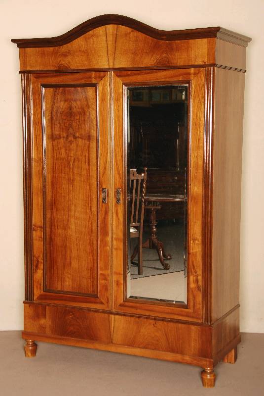 Schlafzimmerschrank, deutsch, 1890, GrÜnderzeit, Korpus Weichholz, Wurzelnußfurnier z.T. gespiegelt verlegt, rechte Seite mit Spiegel, dieser ...