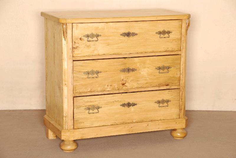 3-schÜbige Kommode, mitteldeutsch, um 1860/70, Ahorn z.T. massiv und Weichholz, Ecken abgeplattet, BeschlÄge sekundÄr, teilrestauriert, Reste ...