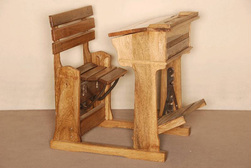Klappschulbank, deutsch, um 1925/30, Arbeitsteile Eiche massiv, Zierteile Nußbaum, restauriert, Restaurierung nicht mit Hirnholz ausgefÜhrt, ...