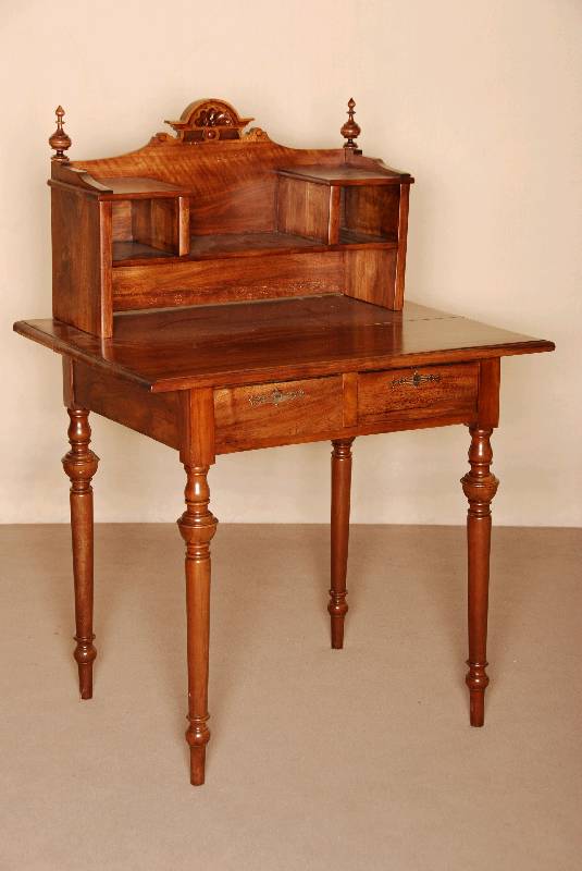 Damenschreibtisch, Tisch um 1900, unter Verwendung Älterer Teile, z.T. Nußbaum massiv, Platte um 1830/40, Aufsatzteil aus altem Holz gefertigt, ...