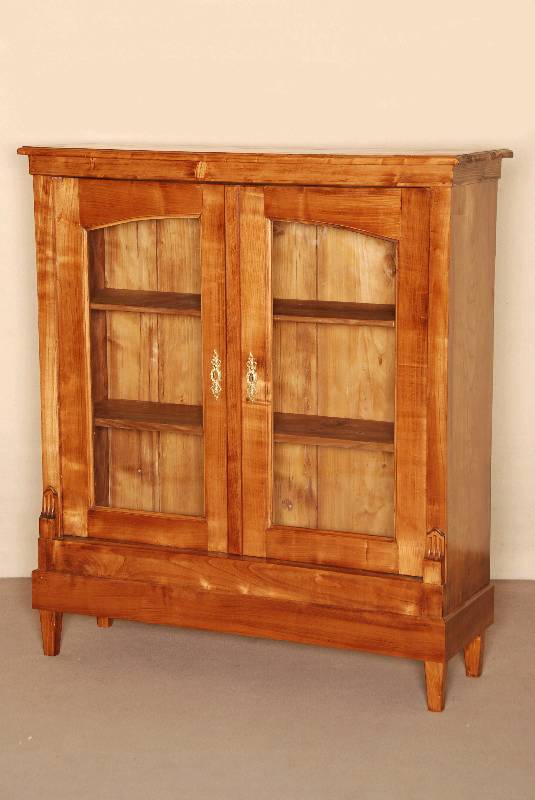 Oberteil eines Aufsatzschrankes, deutsch, um 1880/90, Weichholz und Kirschbaum massiv, Unterteil sekundÄr dazugearbeitet, TÜren verglast, ...