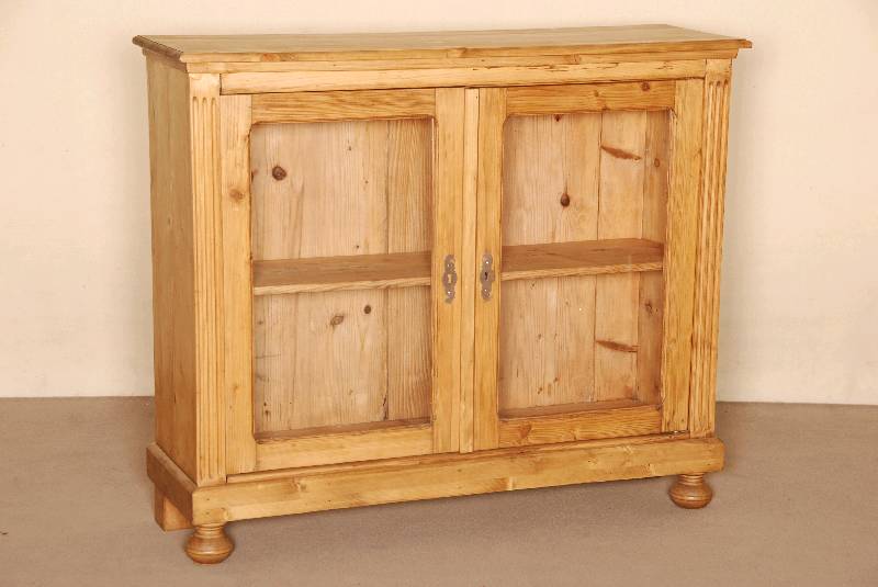 Aufsatzteil als Vitrine umgearbeitet, um 1870/80, Fichte und Kiefer, Lisenen 3-fach gerieft, FÜße sekundÄr, restauriert, OberflÄche ...