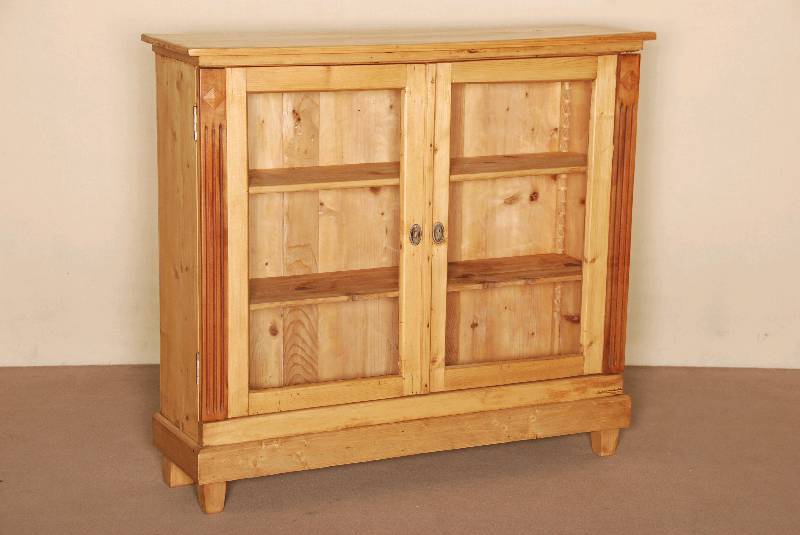 Aufsatzteil als Vitrine umgearbeitet, deutsch, um 1910, Zierbelkiefer und Kiefer massiv, original BeschlÄge, Lisenen Kirschbaum massiv, diese ...