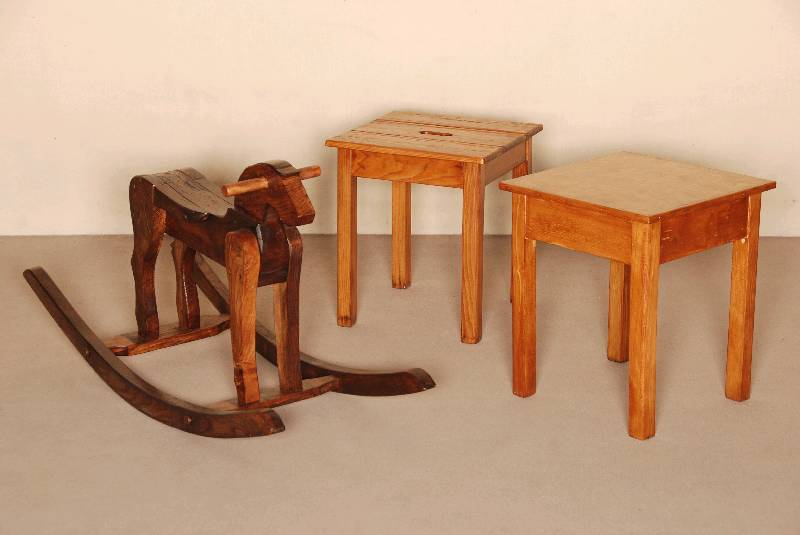 Hocker bzw. Beistelltisch, deutsch, 30er/40er Jahre, SitzflÄche mit Tragevorrichtung, Buche und Ahorn, restauriert, Reste alten Wurmbefalls, ca. ...