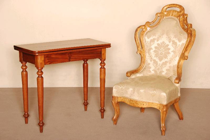 Stuhlsessel, wohl England, um 1825/30, Ahornwurzelfurnier z.T. gespiegelt verlegt, sehr aufwendig, Korpus wohl Weichholz, stiltypische ...