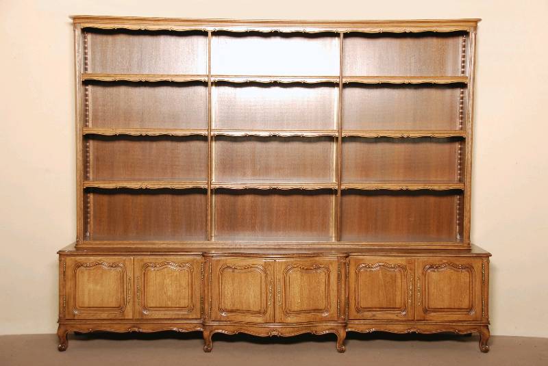 Vielzweck- bzw. BÜcherschrank, LÜtticher Barockstil der 60er Jahre, Eiche massiv, Eichefurnier, Mittelteil geschweift, Inlets vielfach ...