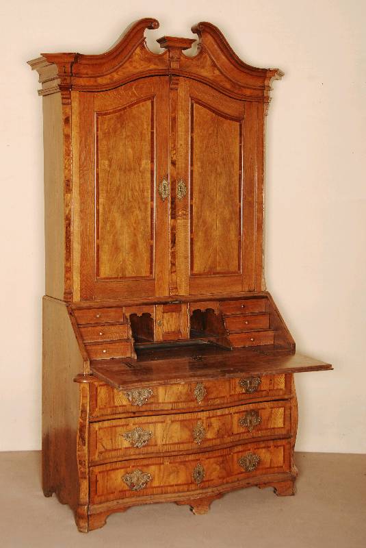 AufsatzmÖbel, Raum Trier/Mainz, um 1750/60, Korpus Eiche massiv und Weichholz, komplett auf Rahmen gearbeitet, a-deux-corps gearbeitet, ...