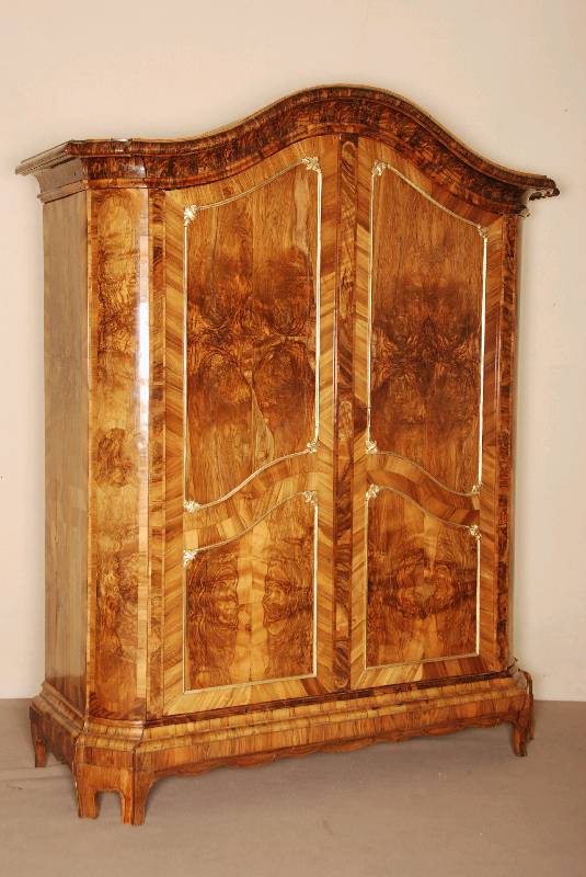 Prunkkleiderschrank, Österreich/wohl Wien, um 1770, AdelsmÖbel, Korpus Weichholz, Wurzelnußfurnier doppelt bzw. 4-fach gespiegelt verlegt, Kopf ...