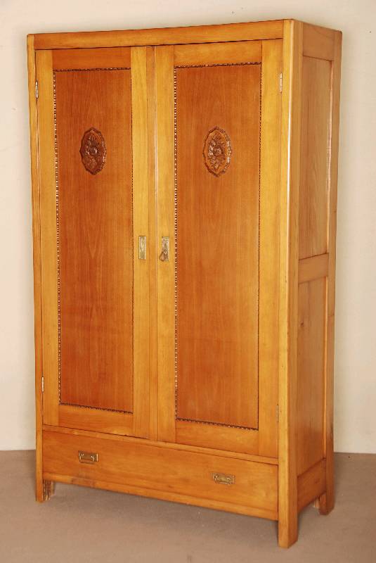 ZweitÜriger Schrank, 1. Drittel 20. Jhd., zum Teil beschnitzt mit Ornamenten des spÄten Jugendstils, mit Sockelschublade, Alters- und ...