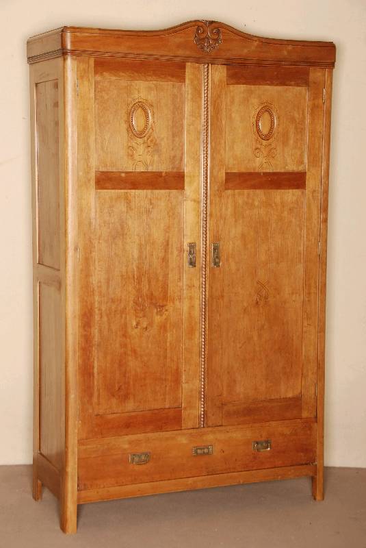 ZweitÜriger Schrank, 1. Drittel 20. Jhd., Buche massiv und furniert, in den TÜrfÜllungen geschnitzte Applikationen, mit Sockelschublade, ...