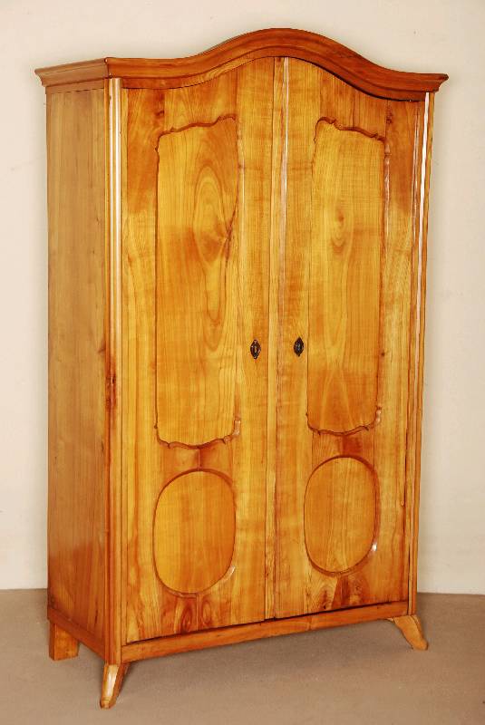 Schrank, 2. HÄlfte des 19. Jhds., Kirschholz massiv, zweitÜrig mit vertieften, geteilten FÜllungsfeldern, Bogengiebel, eine Sockelschublade ...
