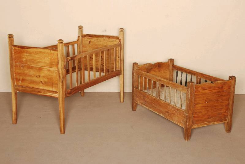 Kinderbett, sÜddeutsch, um 1860, Pfosten und Sprossen Eiche massiv, Trageteile Weichholz, teilrestauriert, sollte erneut Überarbeitet werden, ...