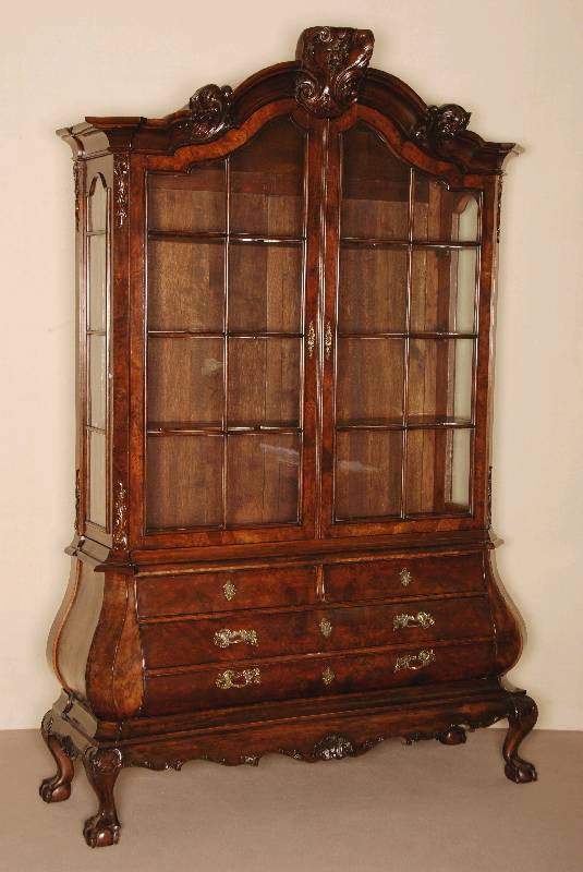 HollÄndischer Aufsatzschrank, Holland, um 1890/1900, Korpus Eiche massiv, Wurzelnußfurnier z.T. gespiegelt, z.T. quer verlegt, Fußteil ...