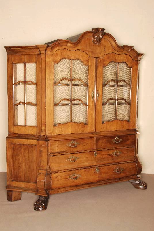 sogenannter hollÄndischer Aufsatzschrank, deutsch, um 1900/10, Nußbaum massiv bzw. Hartholz und Weichholz, Front geschwungen, Dach passig, ...