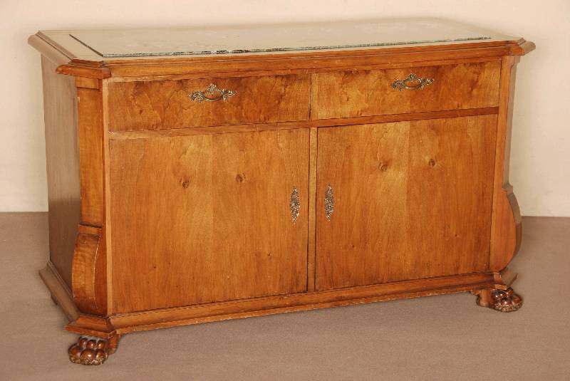 Sideboard, deutsch, um 1928/30, im Renaissancestil, Korpus Hartholz, kaukasisch Wurzelnußfurnier, z.T. gespiegelt verlegt, reich reliefiert, ...