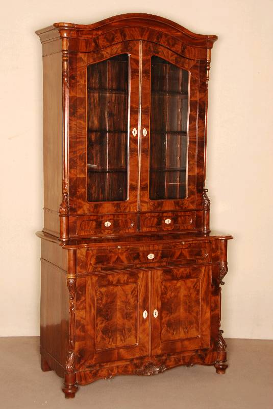 AufsatzmÖbel, nord- bzw. mitteldeutsch, um 1850/60, Korpus Weichholz, Pyramidenmahagonifurnier, z.T. 3-fach gespiegelt verlegt, durchgehendes ...