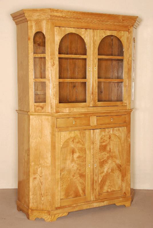 Aufsatzschrank, mitteldeutsch/Mecklenburg, um 1835, Front auf Rahmen gearbeitet, RÜster massiv, RÜsterfurnier, z.T. gespiegelt verlegt, ...